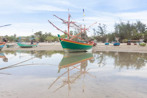 Barco de pesca de madeira na praia da maré baixa . — Fotografia de Stock