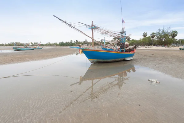 Barco de pesca de madera en la playa de marea baja . —  Fotos de Stock