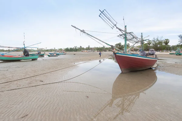 Barco de pesca de madeira na praia da maré baixa . — Fotografia de Stock