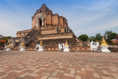 Wat Chedi Luang tapınakta Chiang mai, Tayland