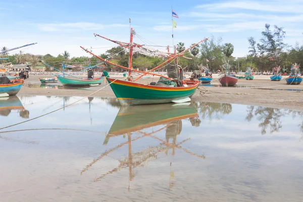 Barco de pesca de madera en la playa de marea baja —  Fotos de Stock