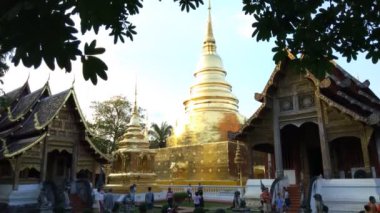 Chiang Mai Tayland - 8 Aralık 2018 : Turist Chiang Mai Tayland tapınağı etrafında yürüyüş (watphrasing), Tayland