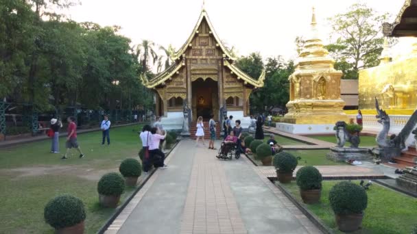 Chiang Mai Thailand December 2018 Turist Promenad Runt Thai Temple — Stockvideo