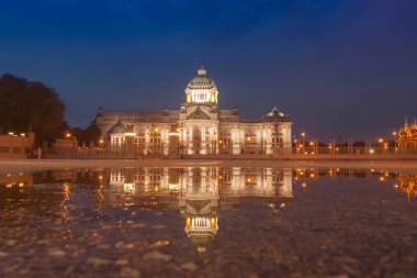 Yansıma Anantasamakhom taht salonu Bangkok, Tayland.
