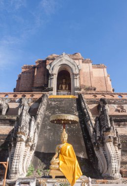 Chiang Mai Wat Chedi Luang tapınağında Pagoda ve buda heykeli