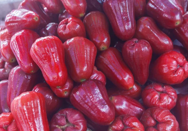 Pommes roses rouges fraîches dans un panier de paille — Photo