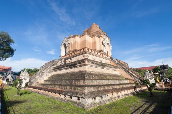 Antigua Pagoda en el templo Wat Chedi Luang en Chiang Mai, Tailandia —  Fotos de Stock