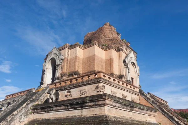Antigua Pagoda en el templo Wat Chedi Luang en Chiang Mai, Tailandia —  Fotos de Stock