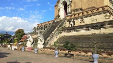 Wat Chedi Luang tapınakta Chiang mai, Tayland 