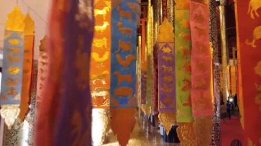 Chiang Mai Tayland - 8 Aralık 2018 : Wat Chedi Luang tapınağında Tayland'ın kuzeyinde renkli gelenek tarzı bayraklar. Chiang mai,Tayland