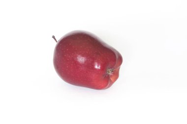 Beyaz arkaplanda kırmızı elma izole edildi.