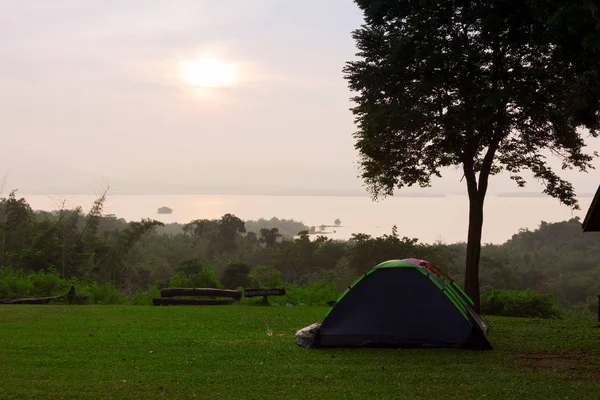 Σκηνή camping στην κορυφή του βουνού το πρωί — Φωτογραφία Αρχείου