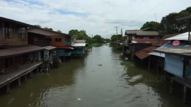 Canel yanında ahşap evin zaman atlamalı, Bangkok Tayland
