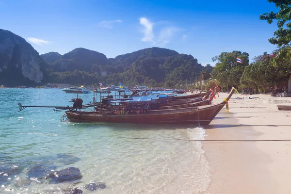 Barcos tradicionales tailandeses en la playa. Tailandia — Foto de Stock