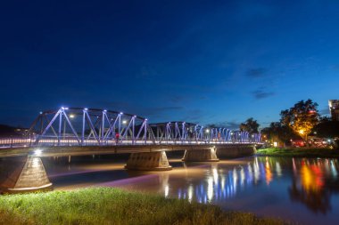 Demir köprü, gece Chiangmai, Tayland