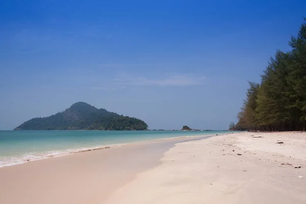 Bella spiaggia tropicale al Mare delle Andamane, Thailandia — Foto Stock