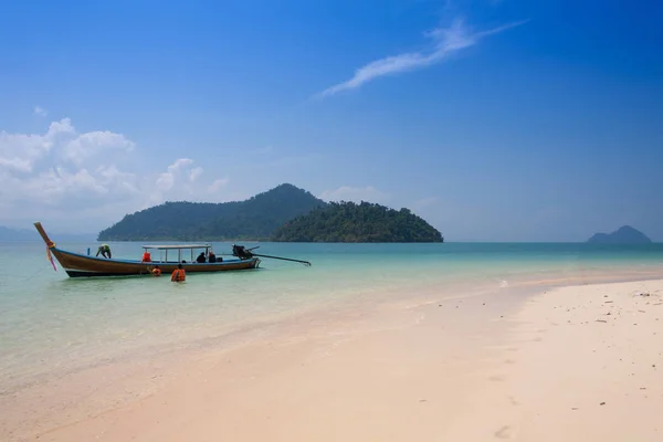 Hermosa playa tropical en el Mar de Andamán, Tailandia — Foto de Stock