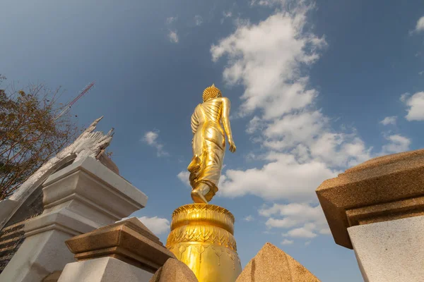 Βούδα, στέκεται πάνω σε ένα βουνό wat phra αυτό khao noi, nan provin — Φωτογραφία Αρχείου