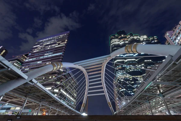 S arasında transit için yüksek binalar ve kamu gökyüzü yürüyüş görünümü — Stok fotoğraf