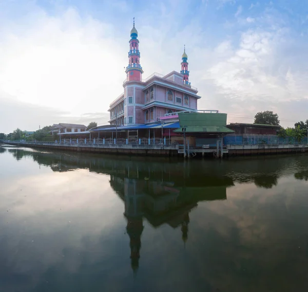 バンコク、タイランのヤ・ヤ・トゥン・ムビリン(スラオ・デーン)モスク — ストック写真