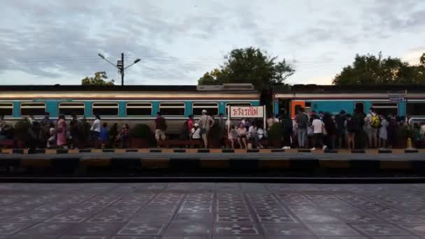 Τρένο Φθάνει Μια Πλατφόρμα Σταθμού — Αρχείο Βίντεο