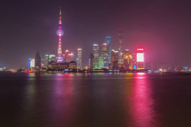 Şangay silueti ve Huangpu nehri ile alacakaranlık çekimi, C