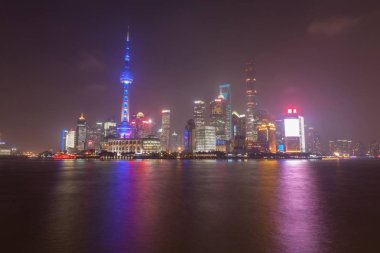 Şangay silueti ve Huangpu nehri ile alacakaranlık çekimi, C