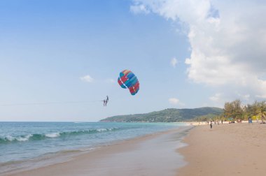 Phuket Tayland mavi deniz üzerinde parasailing