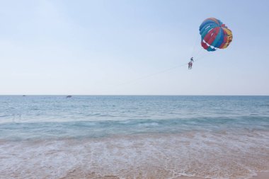 Phuket Tayland mavi deniz üzerinde parasailing
