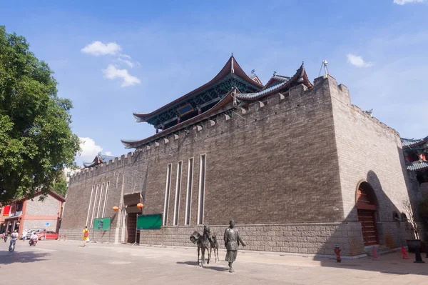 Traditioneller chinesischer Turm auf der Stadtmauer. — Stockfoto