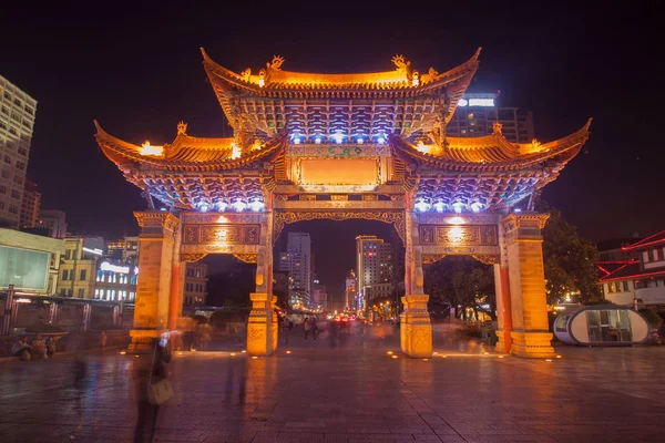 Yunnan milletlerden Köyü ve birçok kişi kapısı vardır vis
