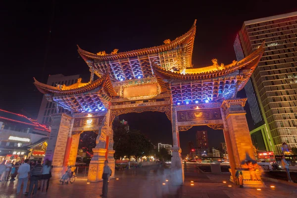 Das Tor des Yunnan Nationalitäten Dorf und viele Menschen sind vis-à-vis — Stockfoto