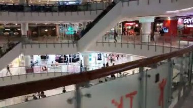 Bangkok Tayland - 6 Eylül 2019: yürüyen merdivenin zaman aşımı ve alışveriş merkezindeki büyük yuvarlak bir meydanda geçen insanlar.