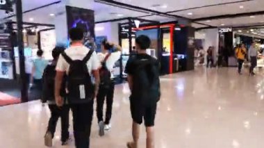 Bangkok Tayland - 4 Ekim 2019: Bangkok, Tayland 'da yerde yürüyen insanların aşırı kaybı