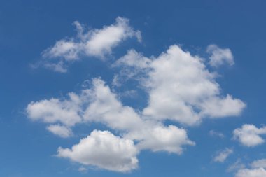 Beyaz bulutlu mavi gökyüzü arkaplanı