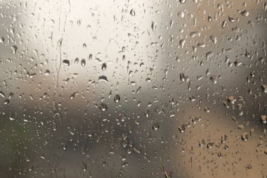 Pencereye yağmur damlaları