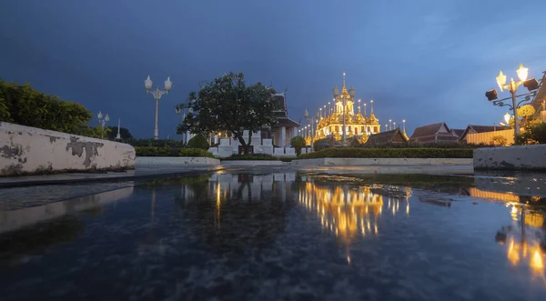 Spiegelbild Des Wat Ratchanatdaram Tempels Die Wunderschöne Goldene Burg Oder — Stockfoto