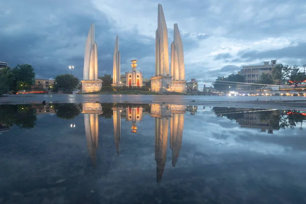 Reflection Democracy Monument Twilight Time Bangkok Thailand — Stock Photo, Image