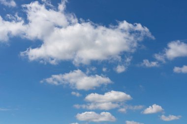 Küçük bulutlu mavi gökyüzü arkaplanı.