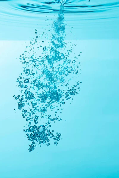 Burbuja Aire Salpicadura Agua Salpicadura Agua Aislada Sobre Fondo Azul — Foto de Stock