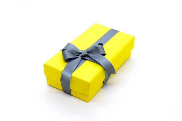 Żółte Pudełko Wstążką Izolowane Białym Tle — Zdjęcie stockowe