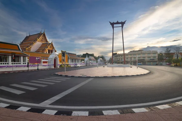Riesenschaukel Und Suthat Tempel Zur Dämmerung Bangkok Thailand Stockbild