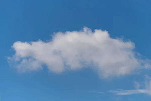 Flauschig Weiße Wolkenbildung Einem Schönen Blauen Himmel — Stockfoto