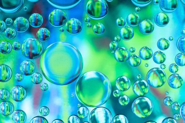 Su yüzeyine yağ damlıyor - mavi ve yeşil olarak soyut makro