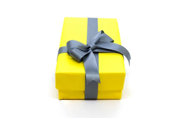 Żółte Pudełko Wstążką Izolowane Białym Tle — Zdjęcie stockowe