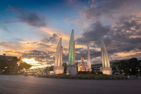 Μνημείο Δημοκρατίας Την Ώρα Του Λυκόφωτος Στην Μπανγκόκ Ταϊλάνδη — Φωτογραφία Αρχείου