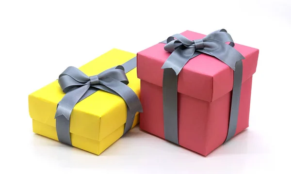 Gelbe Und Rote Geschenkschachtel Mit Band Isoliert Auf Weißem Hintergrund — Stockfoto