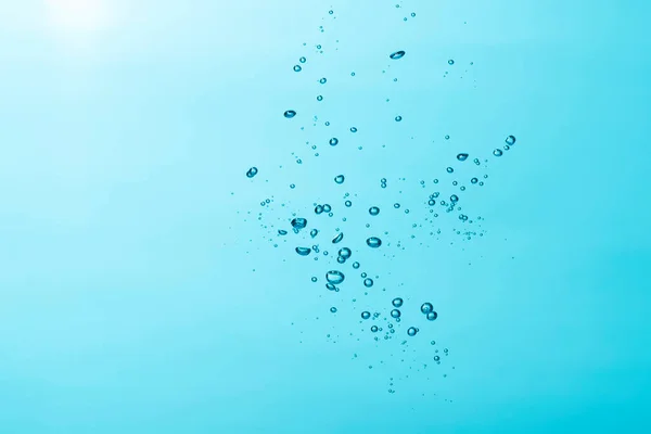 Fechar Uma Bolha Água Fundo Azul — Fotografia de Stock