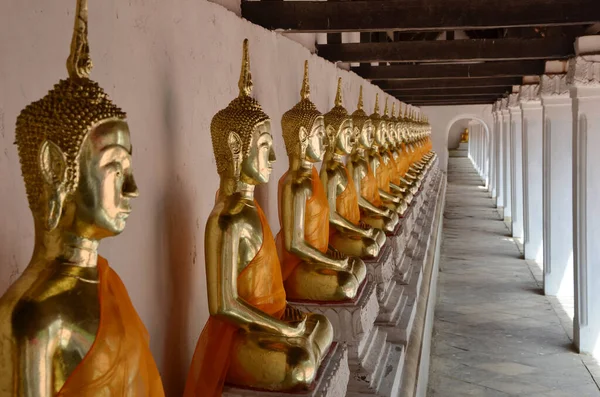 Fileiras Budista Dourado Sentar Assento Templo — Fotografia de Stock