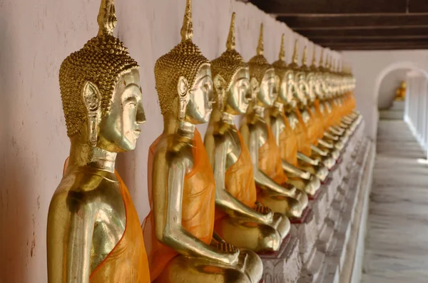 一排排金发碧眼的佛教徒坐在庙里 — 图库照片